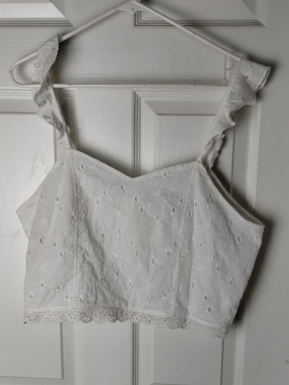 Studio 1940 White Eyelet Ruffle Strap Cropped Camisole. L/XL